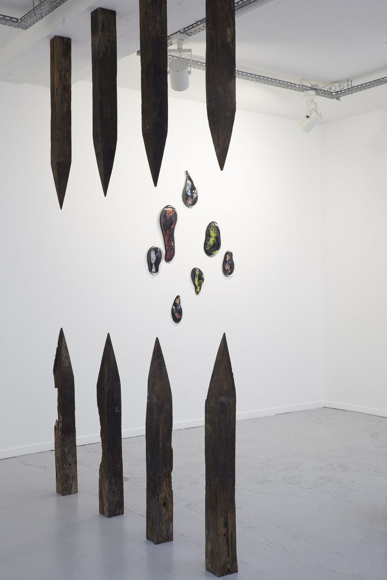 alicia-zaton-action-ou-verite-piquets-de-bois-d-accacia-155x271cm-2019-8837680837493fda4edc6e6b60266a27
