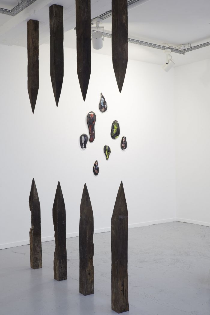 alicia-zaton-action-ou-verite-piquets-de-bois-d-accacia-155x271cm-2019-e784d44018640bc987de2afdcb11f26c