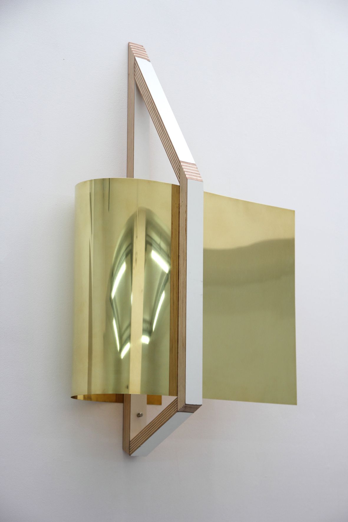 jean-francois-leroy-etagere-oblongue-2-2013-laiton-contreplaque-100x65x40-a259fbd4128d2b287eb25999f511f76e