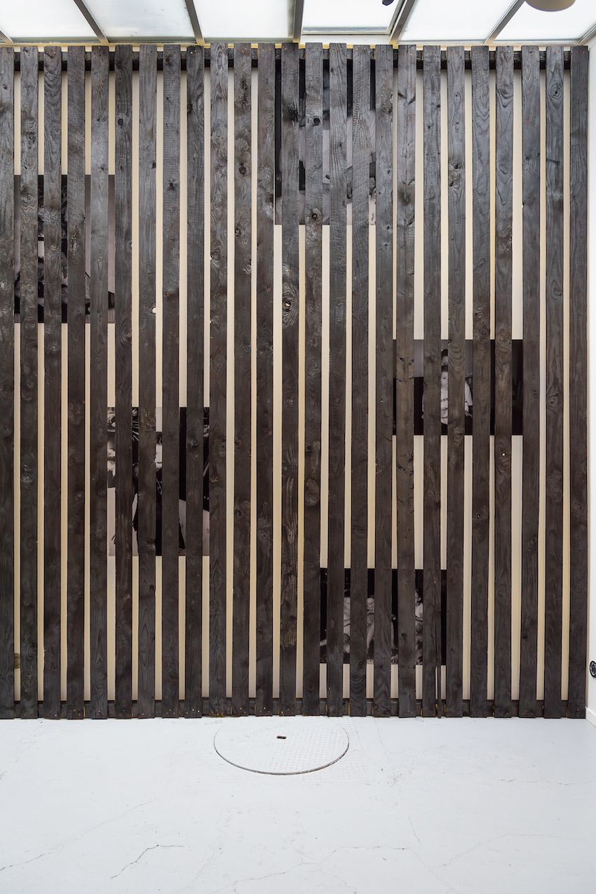 alicia-zaton-za-2014-2015-installation-en-brois-brule-a-la-dimension-du-mur-de-la-galerie-poster-d-archives-personnelles-colle-au-mur-derrieres-des-lattes-de-bois-590x370cm-2d402cf5c0e7025fa2dbd14f82449439