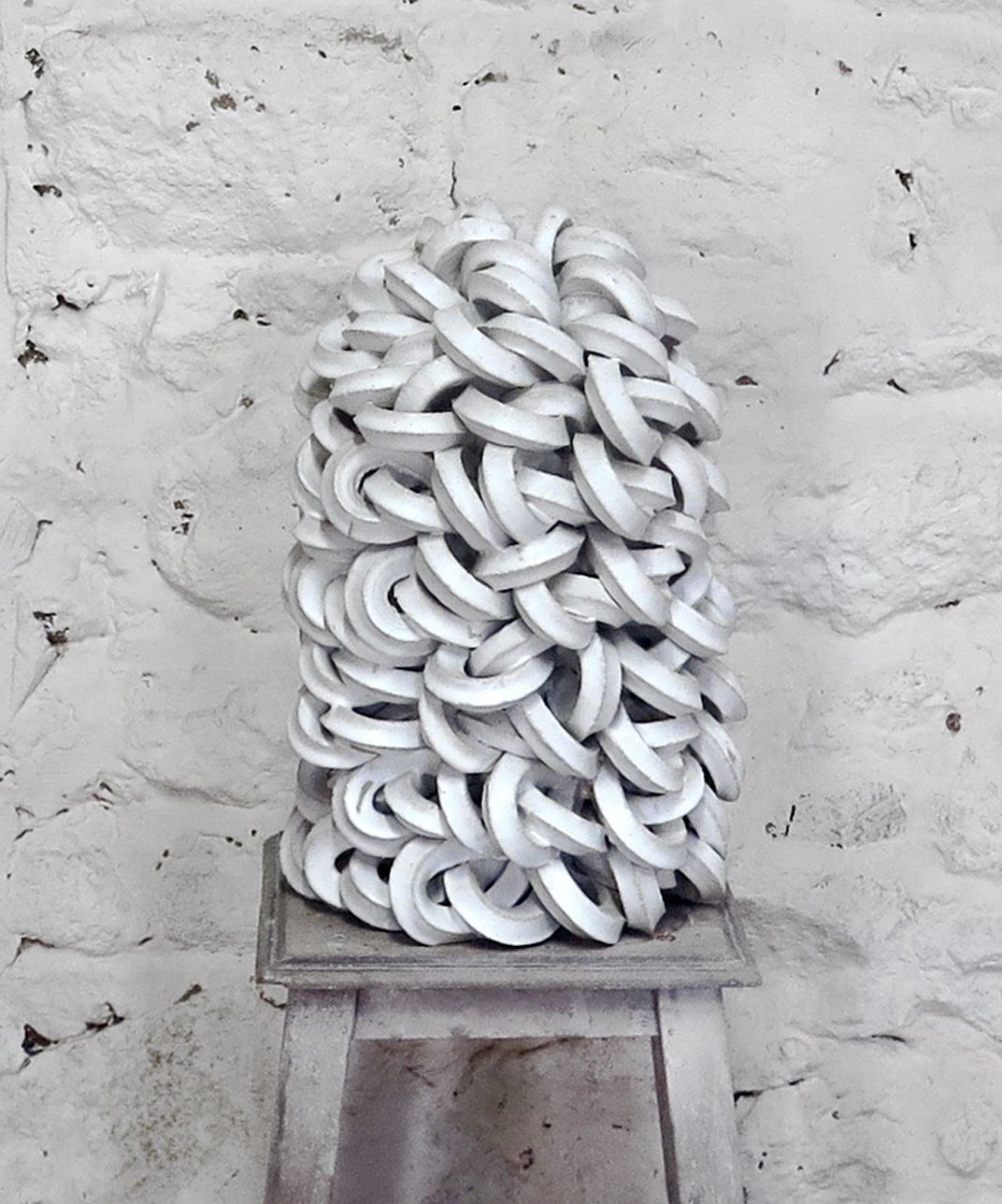 entrelacs-blanc-2018-gres-emaille-40-x-d.26-2e8a94776626ea8724aaed34630daf79